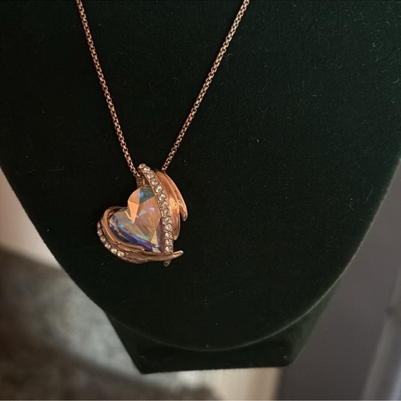 Swarovski Crystals Angel Wings 18k Gold filled
Heart 20" Necklace - Picture 4 of 5